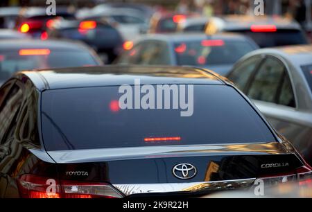 Bukarest, Rumänien - 18. Oktober 2022: Autos im Verkehr zur Hauptverkehrszeit auf einer Straße in der Innenstadt von Bukarest. Stockfoto