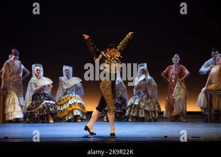 Malaga, Spanien. 29. Oktober 2022. Eine Tänzerin tritt während der ersten Nacht des Balletts „La Bella Otero“ (das liebliche Otero) im Cervantes Theater auf der Bühne auf. Das spanische Nationalballett kommt mit „La Bella Otero“ in die Stadt, einer klassischen Tanzshow, die auf der Belle Epoque Parisienne (1871-1914) spielt und von vielen Tänzern aufgeführt wird. Kredit: SOPA Images Limited/Alamy Live Nachrichten Stockfoto