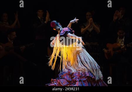 Malaga, Spanien. 29. Oktober 2022. Eine Tänzerin tritt während der ersten Nacht des Balletts „La Bella Otero“ (das liebliche Otero) im Cervantes Theater auf der Bühne auf. Das spanische Nationalballett kommt mit „La Bella Otero“ in die Stadt, einer klassischen Tanzshow, die auf der Belle Epoque Parisienne (1871-1914) spielt und von vielen Tänzern aufgeführt wird. Kredit: SOPA Images Limited/Alamy Live Nachrichten Stockfoto