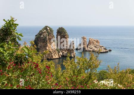 Wunderschöne Sehenswürdigkeiten der Stacks und Tonnaras von Scopello (Faraglioni e Vecchia Tonnara di Scopello), in der Provinz Trapani, Sizilien, Italien. Stockfoto