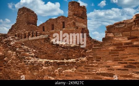 Blauer Himmel in hoher Wüste und Ruinen der San Gregorio De Abo Mission, die 1629 von spanischen Missionaren in New Mexico erbaut wurde. Stockfoto