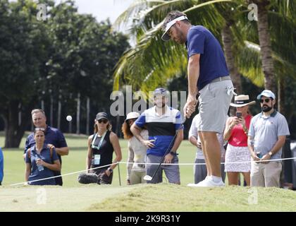 Miami, USA. 29. Oktober 2022. Branden Grace trifft am Samstag, den 29. Oktober 2022, bei der LIV Golf Team Championship beim Trump National Doral in Miami, Florida einen Chip-Schuss. Foto von Thom Baur/UPI Credit: UPI/Alamy Live News Stockfoto