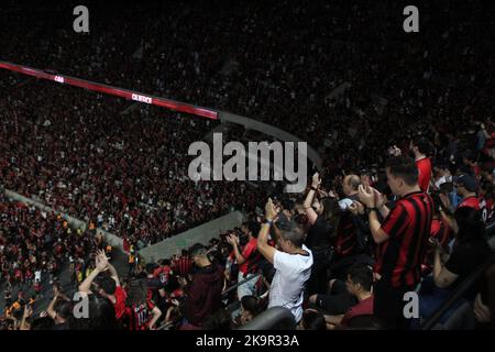 Curitiba, Parana, Brasilien. 29. Oktober 2022. Libertadores Soccer Cup - Finale: Athletico-Fans schauen sich das Spiel gegen Flamengo an. 29. Oktober 2022, Curitiba, Parana, Brasilien: Athletico Paranaense-Fans versammeln sich am Samstag (29) im Stadion Arena da Baixada in Curitiba, Parana, um das Spiel des Teams gegen Flamengo, das in der Stadt Guayaquil, Ecuador, zum Finale des Libertadores Soccer Cups stattfindet, zu beobachten. Bild: Edson De Souza/TheNews2 (Bild: © Edson De Souza/TheNEWS2 via ZUMA Press Wire) Stockfoto