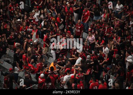 Curitiba, Parana, Brasilien. 29. Oktober 2022. Libertadores Soccer Cup - Finale: Athletico-Fans schauen sich das Spiel gegen Flamengo an. 29. Oktober 2022, Curitiba, Parana, Brasilien: Athletico Paranaense-Fans versammeln sich am Samstag (29) im Stadion Arena da Baixada in Curitiba, Parana, um das Spiel des Teams gegen Flamengo, das in der Stadt Guayaquil, Ecuador, zum Finale des Libertadores Soccer Cups stattfindet, zu beobachten. Bild: Edson De Souza/TheNews2 (Bild: © Edson De Souza/TheNEWS2 via ZUMA Press Wire) Stockfoto