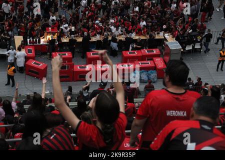 Curitiba, Parana, Brasilien. 29. Oktober 2022. Libertadores Soccer Cup - Finale: Athletico-Fans schauen sich das Spiel gegen Flamengo an. 29. Oktober 2022, Curitiba, Parana, Brasilien: Athletico Paranaense-Fans versammeln sich am Samstag (29) im Stadion Arena da Baixada in Curitiba, Parana, um das Spiel des Teams gegen Flamengo, das in der Stadt Guayaquil, Ecuador, zum Finale des Libertadores Soccer Cups stattfindet, zu beobachten. Bild: Edson De Souza/TheNews2 (Bild: © Edson De Souza/TheNEWS2 via ZUMA Press Wire) Stockfoto