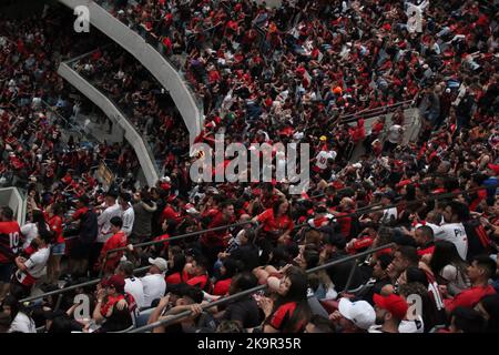 Curitiba, Parana, Brasilien. 29. Oktober 2022. Libertadores Soccer Cup - Finale: Athletico-Fans schauen sich das Spiel gegen Flamengo an. 29. Oktober 2022, Curitiba, Parana, Brasilien: Athletico Paranaense-Fans versammeln sich am Samstag (29) im Stadion Arena da Baixada in Curitiba, Parana, um das Spiel des Teams gegen Flamengo, das in der Stadt Guayaquil, Ecuador, zum Finale des Libertadores Soccer Cups stattfindet, zu beobachten. Bild: Edson De Souza/TheNews2 (Bild: © Edson De Souza/TheNEWS2 via ZUMA Press Wire) Stockfoto