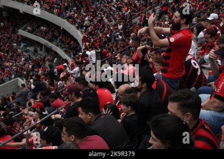 Curitiba, Parana, Brasilien. 29. Oktober 2022. Libertadores Soccer Cup - Finale: Athletico-Fans schauen sich das Spiel gegen Flamengo an. 29. Oktober 2022, Curitiba, Parana, Brasilien: Athletico Paranaense-Fans versammeln sich am Samstag (29) im Stadion Arena da Baixada in Curitiba, Parana, um das Spiel des Teams gegen Flamengo, das in der Stadt Guayaquil, Ecuador, zum Finale des Libertadores Soccer Cups stattfindet, zu beobachten. Bild: Edson De Souza/TheNews2 (Bild: © Edson De Souza/TheNEWS2 via ZUMA Press Wire) Stockfoto