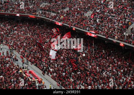 Curitiba, Parana, Brasilien. 29. Oktober 2022. Libertadores Soccer Cup - Finale: Athletico-Fans schauen sich das Spiel gegen Flamengo an. 29. Oktober 2022, Curitiba, Parana, Brasilien: Athletico Paranaense-Fans versammeln sich am Samstag (29) im Stadion Arena da Baixada in Curitiba, Parana, um das Spiel des Teams gegen Flamengo, das in der Stadt Guayaquil, Ecuador, zum Finale des Libertadores Soccer Cups stattfindet, zu beobachten. Bild: Edson De Souza/TheNews2 (Bild: © Edson De Souza/TheNEWS2 via ZUMA Press Wire) Stockfoto