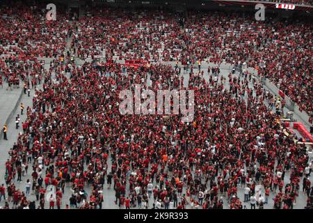 Curitiba, Parana, Brasilien. 29. Oktober 2022. Libertadores Soccer Cup - Finale: Athletico-Fans schauen sich das Spiel gegen Flamengo an. 29. Oktober 2022, Curitiba, Parana, Brasilien: Athletico Paranaense-Fans versammeln sich am Samstag (29) im Stadion Arena da Baixada in Curitiba, Parana, um das Spiel des Teams gegen Flamengo, das in der Stadt Guayaquil, Ecuador, zum Finale des Libertadores Soccer Cups stattfindet, zu beobachten. Bild: Edson De Souza/TheNews2 (Bild: © Edson De Souza/TheNEWS2 via ZUMA Press Wire) Stockfoto