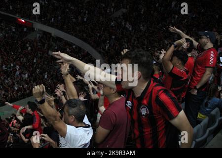 Curitiba, Parana, Brasilien. 29. Oktober 2022. Libertadores Soccer Cup - Finale: Athletico-Fans schauen sich das Spiel gegen Flamengo an. 29. Oktober 2022, Curitiba, Parana, Brasilien: Athletico Paranaense-Fans versammeln sich am Samstag (29) im Stadion Arena da Baixada in Curitiba, Parana, um das Spiel des Teams gegen Flamengo, das in der Stadt Guayaquil, Ecuador, zum Finale des Libertadores Soccer Cups stattfindet, zu beobachten. Bild: Edson De Souza/TheNews2 (Bild: © Edson De Souza/TheNEWS2 via ZUMA Press Wire) Stockfoto