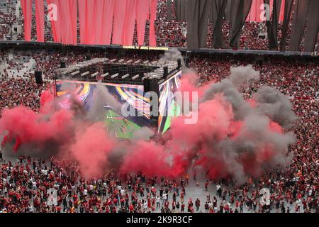 Curitiba, Parana, Brasilien. 29. Oktober 2022. Libertadores Soccer Cup - Finale: Athletico-Fans schauen sich das Spiel gegen Flamengo an. 29. Oktober 2022, Curitiba, Parana, Brasilien: Athletico Paranaense-Fans versammeln sich am Samstag (29) im Stadion Arena da Baixada in Curitiba, Parana, um das Spiel des Teams gegen Flamengo, das in der Stadt Guayaquil, Ecuador, zum Finale des Libertadores Soccer Cups stattfindet, zu beobachten. Bild: Edson De Souza/TheNews2 (Bild: © Edson De Souza/TheNEWS2 via ZUMA Press Wire) Stockfoto