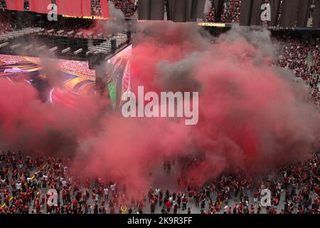 Curitiba, Parana, Brasilien. 29. Oktober 2022. Libertadores Soccer Cup - Finale: Athletico-Fans schauen sich das Spiel gegen Flamengo an. 29. Oktober 2022, Curitiba, Parana, Brasilien: Athletico Paranaense-Fans versammeln sich am Samstag (29) im Stadion Arena da Baixada in Curitiba, Parana, um das Spiel des Teams gegen Flamengo, das in der Stadt Guayaquil, Ecuador, zum Finale des Libertadores Soccer Cups stattfindet, zu beobachten. Bild: Edson De Souza/TheNews2 (Bild: © Edson De Souza/TheNEWS2 via ZUMA Press Wire) Stockfoto