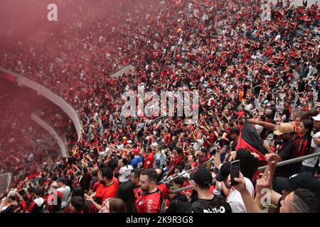 Curitiba, Parana, Brasilien. 29. Oktober 2022. Libertadores Soccer Cup - Finale: Athletico-Fans schauen sich das Spiel gegen Flamengo an. 29. Oktober 2022, Curitiba, Parana, Brasilien: Athletico Paranaense-Fans versammeln sich am Samstag (29) im Stadion Arena da Baixada in Curitiba, Parana, um das Spiel des Teams gegen Flamengo, das in der Stadt Guayaquil, Ecuador, zum Finale des Libertadores Soccer Cups stattfindet, zu beobachten. Bild: Edson De Souza/TheNews2 (Bild: © Edson De Souza/TheNEWS2 via ZUMA Press Wire) Stockfoto