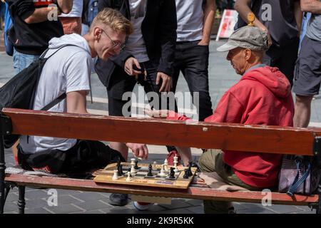 Budapest, Ungarn - 2. September 2022: Zwei Männer spielen Schach Stockfoto