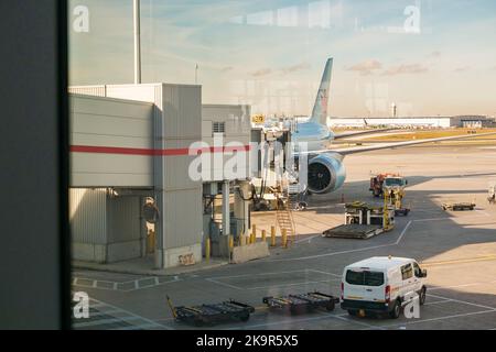 Das Air Canada-Düsenflugzeug liegt vor dem Inlandsterminal auf dem Asphalt des Pearson International Airport, Ontario, Kanada. Stockfoto