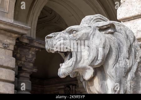 Budapest, Ungarn - 2. September 2022: Löwenskulptur auf der Budaer Königlichen Burg Stockfoto