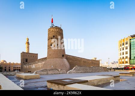 Dubai, VAE - Oktober 2022: Dubai Museum Building. Traditionelle arabische Architektur im historischen Viertel von Dubai, Vereinigte Arabische Emirate Stockfoto