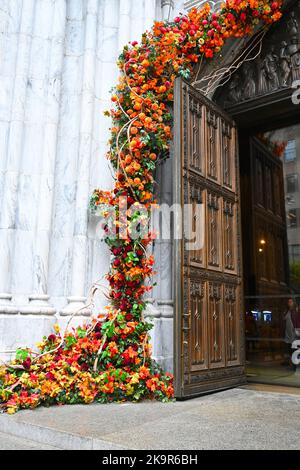 NEW YORK - 24 Okt 2022: Herbstdekorationen rund um den Haupteingang der St. Patricks Cathedral in Manhattan. Stockfoto
