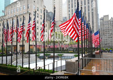 NEW YORK - 24. Okt 2022: Flaggen umgeben die Eisbahn im Rockefeller Center in Midtown Manhattan. Stockfoto