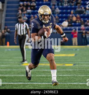 Annapolis, Maryland, USA. 29. Oktober 2022. Navy fullback ANTON HALL JR (34) eilt am 29. Oktober 2022 für einen Touchdown beim Navy vs. Temple Fußballspiel im Navy-Marine Corps Memorial Stadium in Annapolis, Maryland. (Bild: © Kai Dambach/ZUMA Press Wire) Bild: ZUMA Press, Inc./Alamy Live News Stockfoto