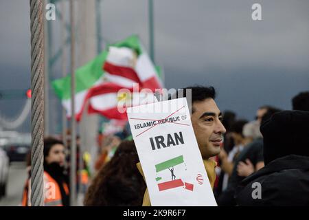 Vancouver, British Columbia, Kanada. 29. Oktober 2022. Eine Person hält während eines Protestes in Vancouver, British Columbia, ein Schild gegen die Islamische Republik Iran.der Protest brachte Menschen auf der Lions Gate Bridge zusammen, um eine Menschenkette zu bilden, die gegen die aktuelle iranische Regierung protestierte. (Bild: © Ryan Walter Wagner/ZUMA Press Wire) Bild: ZUMA Press, Inc./Alamy Live News Stockfoto