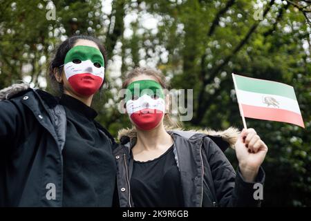 Vancouver, British Columbia, Kanada. 29. Oktober 2022. Zwei Personen mit iranischer Flagge während eines Protestes in Vancouver, British Columbia. (Bild: © Ryan Walter Wagner/ZUMA Press Wire) Bild: ZUMA Press, Inc./Alamy Live News Stockfoto