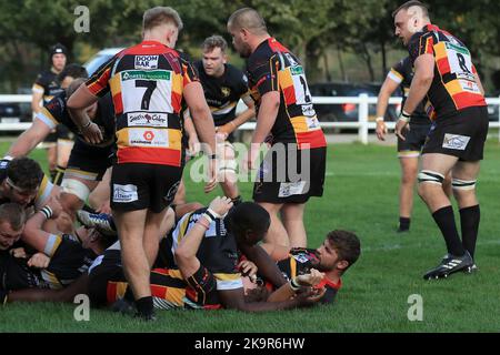 Nathan Jibulu von Esher Rugby und Matthew Lane von Cinderford Rugby während des Spiels der English National League 1 zwischen Esher und Cinderford am 29. Oktober 2022 in Molesey Road, Hersham, Großbritannien. Foto von Carlton Myrie. Nur zur redaktionellen Verwendung, Lizenz für kommerzielle Nutzung erforderlich. Keine Verwendung bei Wetten, Spielen oder Veröffentlichungen einzelner Clubs/Vereine/Spieler. Kredit: UK Sports Pics Ltd/Alamy Live Nachrichten Stockfoto