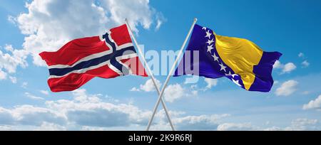 Zwei gekreuzte Flaggen Bosnien und Herzegowina und Norwegen winken im Wind bei bewölktem Himmel. Konzept der Beziehung, des Dialogs, des Reisens zwischen zwei Ländern. 3 Stockfoto