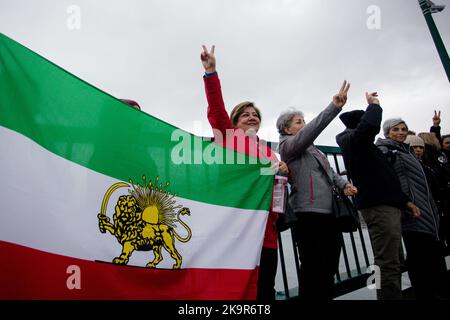 Vancouver, British Columbia, Kanada. 29. Oktober 2022. Während eines Protestes in Vancouver, British Columbia, halten Menschen eine iranische Flagge.der Protest brachte Menschen auf der Lions Gate Bridge zusammen, um eine Menschenkette zu bilden, die gegen die aktuelle iranische Regierung protestiert. (Bild: © Ryan Walter Wagner/ZUMA Press Wire) Bild: ZUMA Press, Inc./Alamy Live News Stockfoto