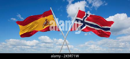 Zwei gekreuzte Flaggen Norwegen und spanien winken im Wind bei bewölktem Himmel. Konzept der Beziehung, des Dialogs, des Reisens zwischen zwei Ländern. 3D Abbildung Stockfoto