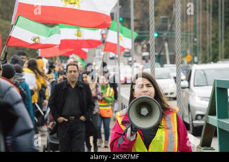 Vancouver, British Columbia, Kanada. 29. Oktober 2022. Während eines Protestes in Vancouver, British Columbia, führte eine Person einen Gesang an, der die Menschen auf der Lions Gate Bridge zu einer Menschenkette zusammenbrachte, um gegen die aktuelle iranische Regierung zu protestieren. (Bild: © Ryan Walter Wagner/ZUMA Press Wire) Bild: ZUMA Press, Inc./Alamy Live News Stockfoto