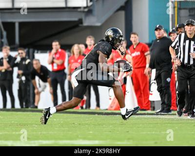 29. Oktober 2022 UCF Knights Wide Receiver Javon Baker (1) macht einen Fang während des 2. Half NCAA Fußballspiels zwischen den Cincinnati Bearcats und den UCF Knights. UCF besiegte Cincinnati 25-21 im FBC Mortgage Stadium in Orlando, FL. Romeo T Guzman/CSM Credit: CAL Sport Media/Alamy Live News Stockfoto