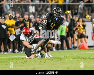 29. Oktober 2022 UCF Knights Wide Receiver Ryan O'Keefe (4) wird von Cincinnati Bearcats Linebacker Ty Van Fossen (13) während des 2. Half NCAA Fußballspiels zwischen den Cincinnati Bearcats und den UCF Knights angegangen. UCF besiegte Cincinnati 25-21 im FBC Mortgage Stadium in Orlando, FL. Romeo T Guzman/CSM Credit: CAL Sport Media/Alamy Live News Stockfoto