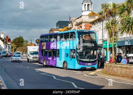 Ein blau-violetter Doppeldeckerbus von Unibus fuhr in eine Bushaltestelle an der High Street in Christchurch, Dorset, Großbritannien Stockfoto
