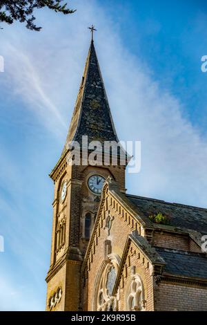 Das Christchurch Christian Center in Christchurch, Dorset, Großbritannien. Mit einem Turm mit einem Turm ist die Kirche ein Wahrzeichen der Stadt. Stockfoto