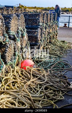 Seile und Hummertöpfe stapelten sich am Kai von Mudeford in der Nähe von Christchurch in Dorset, Großbritannien Stockfoto