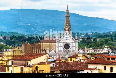 Landschaft von Florenz, Italien. Im Sommer Panoramasicht auf die Basilika Santa Croce (Heiliger Kreuz) im Hintergrund der Berge. Die Kirche Santa Croce ist eine berühmte Landm Stockfoto