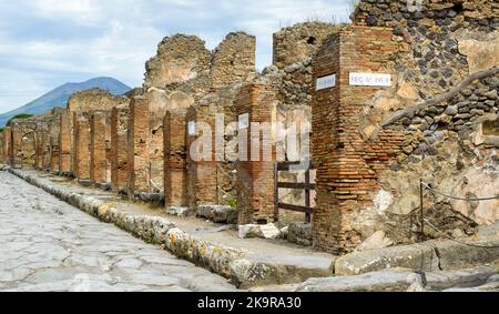 Pompeji in der Nähe von Neapel, Italien. Pompeji ist eine antike römische Stadt, die nach dem Ausbruch des Vesuvs gestorben ist. Panorama der alten Pompeji Straße und Häuser Ruinen. Thema o Stockfoto