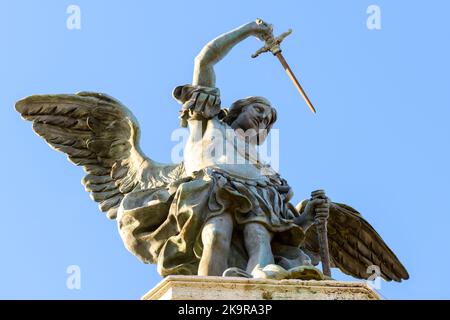 Statue des Erzengels des heiligen Michael auf der Engelsburg, Rom, Italien. Der hl. Erzengel Michael mit Flügeln und Schwert auf Himmelshintergrund. Alte Bildhauerei Stockfoto