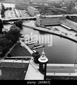 Stockholm Central vom Stadshuset-Turm aus gesehen. Oben auf dem Bild ist das Bahnhofshaus von Norra Bantorget zu sehen. Die dem Bild am nächsten gelegene Brücke ist die Stadtbrücke, wo sich hinter dem Klarabergsviadukt und im oberen Teil des Bildes der Kungsbron befindet. Stockfoto