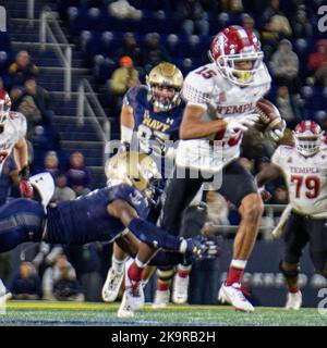 Annapolis, Maryland, USA. 29. Oktober 2022. Der Tempelempfänger AMAD ANDERSON JR (15, rechts) bricht am 29. Oktober 2022 im Navy-Marine Corps Memorial Stadium in Annapolis, Maryland, beim Fußballspiel Navy vs. Temple ein Tackle. (Bild: © Kai Dambach/ZUMA Press Wire) Bild: ZUMA Press, Inc./Alamy Live News Stockfoto