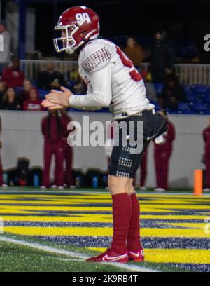 Annapolis, Maryland, USA. 29. Oktober 2022. Temple-Spieler MACKENZIE MORGAN (94) bereitet sich auf das Fußballspiel Navy vs. Temple im Navy-Marine Corps Memorial Stadium in Annapolis, Maryland, am 29. Oktober 2022 vor. (Bild: © Kai Dambach/ZUMA Press Wire) Bild: ZUMA Press, Inc./Alamy Live News Stockfoto