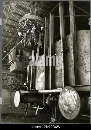 Entladung von Eisenschrott bei ab Iron Processing. Stockfoto
