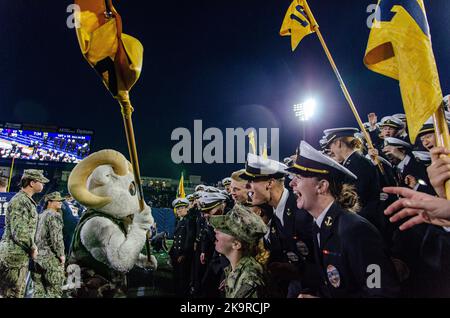 30. Oktober 2022, Annapolis, Maryland, USA: Maskottchen der Marine, BILLY THE GOAT (links), feuert am 29. Oktober 2022 im Navy-Marine Corps Memorial Stadium in Annapolis, Maryland, beim Navy vs. Temple Fußballspiel mit den Midshipmen der Navy an. (Bild: © Kai Dambach/ZUMA Press Wire) Bild: ZUMA Press, Inc./Alamy Live News Stockfoto