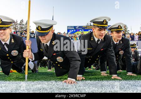 30. Oktober 2022, Annapolis, Maryland, USA: Midshipmänner der Navy-Marine-Marine-Corps machen Liegestütze, nachdem ihre Schule am 29. Oktober 2022 im Navy-Marine Corps Memorial Stadium in Annapolis, Maryland, beim Fußballspiel Navy vs. Temple Punkten konnte. (Bild: © Kai Dambach/ZUMA Press Wire) Bild: ZUMA Press, Inc./Alamy Live News Stockfoto