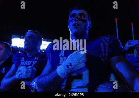 30. Oktober 2022, Annapolis, Maryland, USA: Der Offensivlineman der Marine JOSEPH PETTI (72, rechts) singt mit seinen Teamkollegen nach dem Fußballspiel Navy vs. Temple im Navy-Marine Corps Memorial Stadium in Annapolis, Maryland am 29. Oktober 2022. (Bild: © Kai Dambach/ZUMA Press Wire) Bild: ZUMA Press, Inc./Alamy Live News Stockfoto