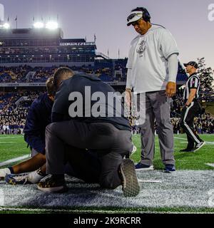 30. Oktober 2022, Annapolis, Maryland, USA: Navy-Cheftrainer KEN NIUMATALOLO (rechts) überprüft am 29. Oktober 2022 im Navy-Marine Corps Memorial Stadium in Annapolis, Maryland, den verletzten ELIAS LARRY (3, zwischen Trainern) beim Fußballspiel Navy vs. Temple. (Bild: © Kai Dambach/ZUMA Press Wire) Bild: ZUMA Press, Inc./Alamy Live News Stockfoto