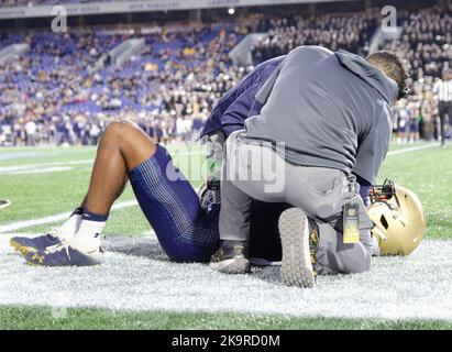 30. Oktober 2022, Annapolis, Maryland, USA: Der Verteidigungsverteidiger ELIAS LARRY (3) wird beim Fußballspiel Navy vs. Temple im Navy-Marine Corps Memorial Stadium in Annapolis, Maryland, am 29. Oktober 2022 verletzt. (Bild: © Kai Dambach/ZUMA Press Wire) Bild: ZUMA Press, Inc./Alamy Live News Stockfoto