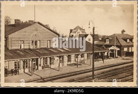 Bahnhofsbereich mit Reisenden auf dem Bahnsteig. Stockfoto