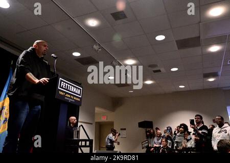 John Fetterman veranstaltet am 29. Oktober 2022 eine Kundgebung für eine Volksmenge an der Temple University in North Philadelphia, Pennsylvania, USA. Kredit: OOgImages/Alamy Live Nachrichten Stockfoto